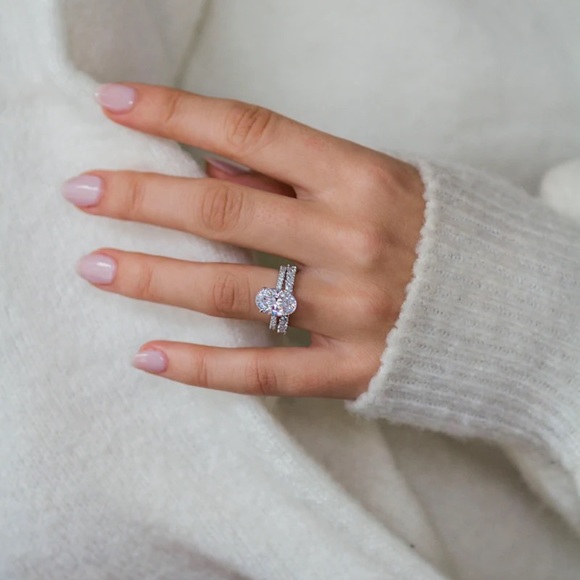 4.7 carat simulated diamond engagement ring in white gold setting - Picture 4 of 6